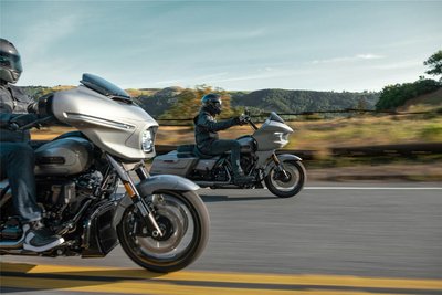 Easy Rider: Harley inszeniert sich mit der CVO Street Glide und CVO Road Glide wie gewohnt.