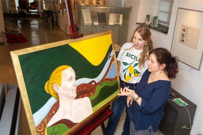 Einen Besuch wert ist die Kabinettausstellung im Erich-Ohser-Haus (Nobelstraße) mit Porträts der Plauener Künstlerin Manuela König (rechts). Bekannte Gesichter sind zu entdecken. Hier saß Theaterdramaturign Karina Wolter Modell. Mit im Bild: Galeriemitarbeiterin Sarah Kühnel.