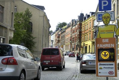 
              <p class="artikelinhalt">So soll es sein: Der Smiley lächelt den Autofahrern freundlich entgegen, die sich an die in der verkehrsberuhigten Zone vorgeschriebene Geschwindigkeit von unter 10 km/h halten. Das Gesicht blinkt abwechselnd mit der exakten Geschwindigkeitsanzeige auf. Über 10 km/h lässt es die Mundwinkel hängen - und dann können wenig später 15 Euro Verwarngeld fällig sein.</p>
            