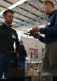 Bei der Kooperationsbörse der Zulieferindustrie in Zschopau kamen auch Rico Weber (l.) und Thomas Butter ins Gespräch. 