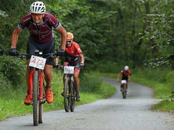 Das ging bei Norbert Hock (vorn) an die Substanz: Mehrere Rennen umfasst die "Treibjagd im Dunkelwald". Dazu gehört auch das Erzgebirgsradrennen, das diesmal einen neuen Start-Ziel-Bereich hat. 