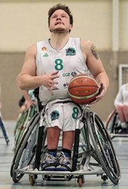 Teemu Partanen visiert den Korb an, doch zu oft scheiterten die Zwickauer am Samstag. 
