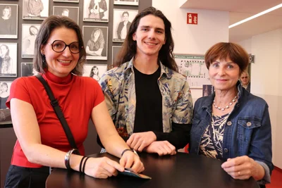 Drei Generationen Theaterbesucher an einem Tisch im Gewandhaus-Foyer (v. l.): Peggy Heyer (48), Oskar Heyer (17) und Christina Heyer (70).