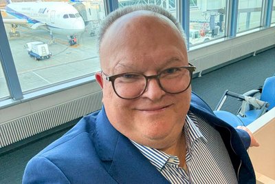 Jörg Engelmann auf einem Flughafen in Japan.