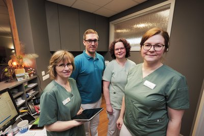 1800 Patienten pro Quartal betreut das Plauener Urologen-Team an der Neundorfer Straße um Urologen Nils Schmuck und die Arzthelferinnen Karin Schürer, Sabine Jenner und Anne Zwansleitner. Die Praxis in Auerbach soll Entlastung bringen.
