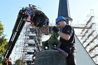 Nach mehr als einem Jahr sind die Glocken der Kirche in Topfseifersdorf wieder an ihrem ursprünglichen Platz: im Kirchturm. Ein Kran und viel Fingerspitzengefühle waren dafür vonnöten.