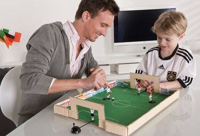 Mini-WM-Stadion selbstgemacht: Das Papp-Stadion lässt sich nach dem Spiel dank Klettband sogar flach zusammenlegen.