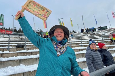 Simone aus Frössen bei Bad Lobenstein macht mit der Rassel Stimmung in der Vogtland-Arena. Sie ist Stammgast in Klingenthal. 