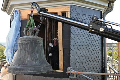 Wann die Glocken das erste Mal nach ihrem Zurückkommen läuten werden, ist noch unklar. Vorab sind noch restliche Arbeiten im Kirchturm zu erledigen.