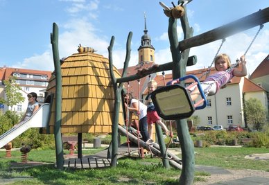 In den Spielplatz auf der ehemaligen Industriebrache mitten in der Stadt investierte Oederan 570.000 Euro. Die Kinder - hier Tina, Stella, Jason und Linn - sind davon mehr als begeistert. Familien reisen zum Spielen sogar aus anderen Orten an.