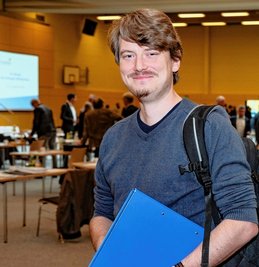 Zu den Besuchern der Kreistagssitzung gehörten Auszubildende des Landratsamtes, darunter Paul Vincenz Schaarschmidt. Der Besuch einer solchen Sitzung gehört zur Ausbildung. 