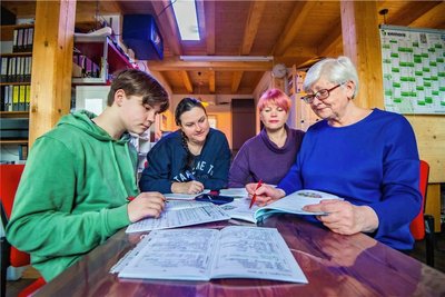 Leben seit fast einem Jahr im Erzgebirge: Yegor, seine Mutter Viktoriia, Inna Berzynia sowie die Schwiegermutter von den beiden, Ludmila Schevchenko. Deutsch lernen gehört für die vier Ukrainer seither zu ihrem Alltag in der Region. 