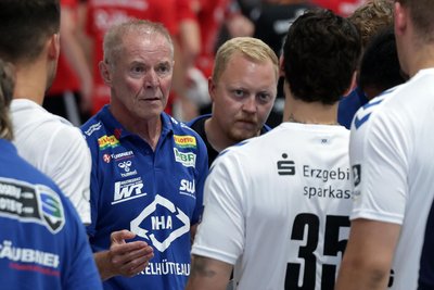Im Juli vorigen Jahres erlebten Trainerikone Uwe Jungandreas (l.) und Co-Trainer Stephan Göpfert in Glauchau ihr erstes Testspiel mit Aue. Inzwischen ist viel passiert.