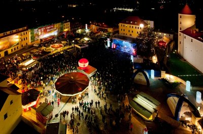 So schön feierte Sachsen in Freiberg: der Schlossplatz bei Nacht zum Tag der Sachsen.