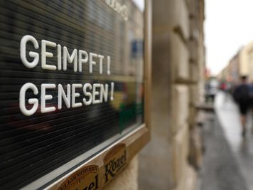            Ein Schild an einer Bar weist auf die 2G-Regel hin.