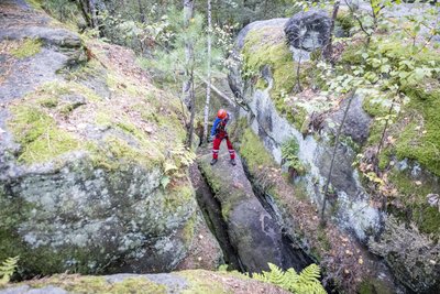 Drama im Felsenlabyrinth Langenhennersdorf in der Sächsischen Schweiz: Retter mussten ein schwer verletztes Kind bergen, das in eine Felsspalte gestürzt war.