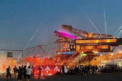 Erste Strahlen in die Nacht: Das "Full Force" in Ferropolis. 