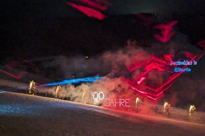 Die Lasershow am Skihang war der Auftakt zu den Feierlichkeiten „100 Jahre Schwebebahn“.