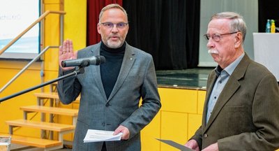 Der älteste Kreisrat, Klaus Vivus (Jahrgang 1942), vereidigte Dirk Neubauer am Mittwochnachmittag in der Hartharena in Hartha als Landrat. 