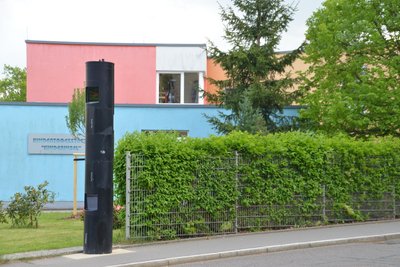 Ein stationärer Blitzer steht in der Anton-Günther-Straße in Freiberg.