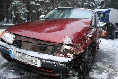 Bei einem Unfall mit drei beteiligten Fahrzeugen auf der winterglatten S 278 zwischen Vogelsgrün und Brunn im Vogtlandkreis ist am Montagabend eine Frau verletzt worden.