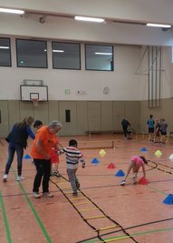Vereinswerbung einmal anders: Ehrenamtliche des WSC Oberwiesenthal helfen Kindern im Bildungszentrum Adam Ries, ihr Talent für Wintersportarten zu testen. Demnächst, wenn nicht wieder ein Stopp gesetzt wird, soll am 22.November die Schule "An der Riesenburg" dran sein, danach Bildungseinrichtungen in Neudorf, Schwarzenberg und Breitenbrunn.
