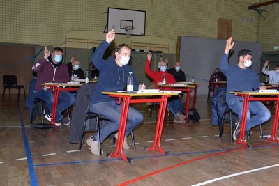 Auf dem zerkratzten Parkett der alten Sporthalle gaben die Gemeinderäte von Niederwiesa den Startschuss für eine moderne Halle. Sie wird voraussichtlich 5,7 Millionen Euro kosten. 2,2 Millionen fließen als Fördergeld vom Freistaat Sachsen, 1,5 Millionen sind als Darlehen geplant. 
