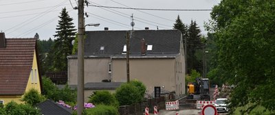 In Thierbach verschwindet an der Peniger Straße begleitend zum Straßenbau auf einer Länge von gut 700 Metern die Leitung in der Erde. Zudem werden bis Ende 2023 elf Hausanschlüsse erneuert. 