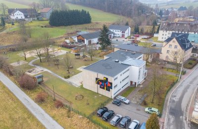 Der Hort Burkhardtsdorf aus der Luft. Er soll an ein neues Nahwärmenetz angeschlossen werden. 