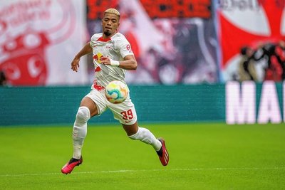 RB-Profi Benjamin Henrichs am Ball. 