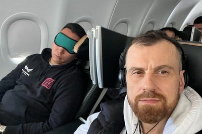 Alexander Kovalenko (rechts) hört im Flieger gern Musik.