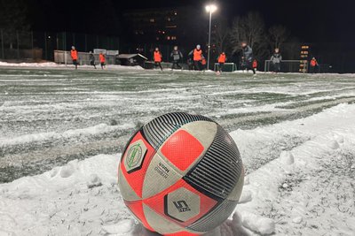 Beim VfB Auerbach rollte am Montagabend bei minus fünf Grad erstmals wieder der Ball.