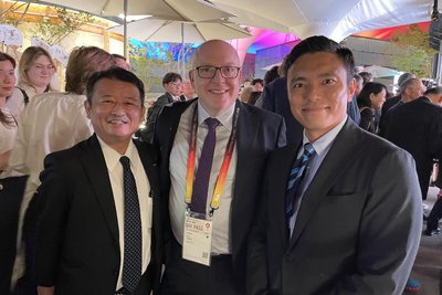 OB Sven Schulze auf der Weltausstellung in Osaka mit Tsuyoshi Yamaguchi von der Sumitomo-Bank (links) und Jiro Kogi vom EU-Japan-Fest.