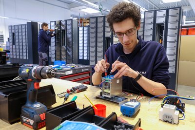 Filip Franke (vorn) und Max Agsten gehören zu den insgesamt 120 Keba-Mitarbeitern in Oberlungwitz.