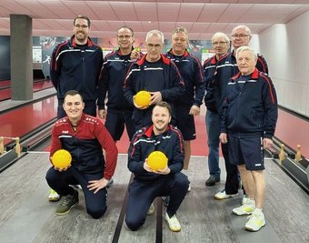 Das Meisterteam des SV Fortschritt Glauchau: Stehend von links: Thomas Hochmuth, Heiko Haberland, Frank Salewsky, Andreas Kröber, Bernd Wagner, Klaus Göbel und Rolf Hertel. Vorne kniend von links: Milan Sreckov und Jörg-Manuel Steffen.