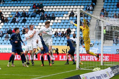 Tor für Chemie Leipzig, Dennis Mast (10, Chemie, nicht im Bild) trifft zum 0:1 gegen Torhüter Jakub Jakubov (1, Chemnitz).