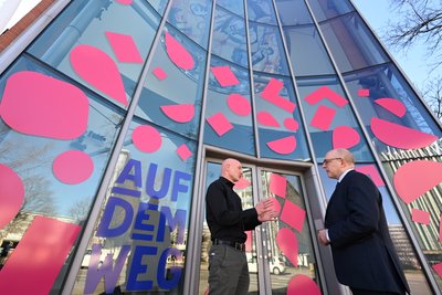 Stefan Schmidtke (links), Programm-Geschäftsführer der Kulturhauptstadt-GmbH, mit Oberbürgermeister Sven Schulze vor den Büros der GmbH an der Hartmannstraße in Chemnitz, wo am Dienstagabend das erste "Kulturhauptstadt-Cafe" stattfand.
