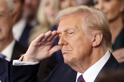Präsident Donald Trump salutiert während seiner Amtseinführung in der Rotunde des US-Kapitols in Washington.