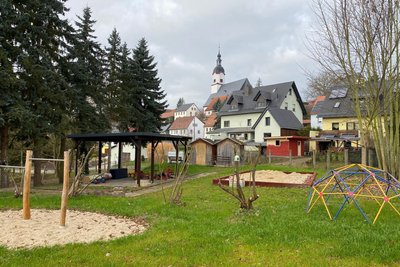 Das Außengelände musste von Grund auf neu gestaltet werden. Erst mit dessen Fertigstellung hat der Hort die Betriebserlaubnis bekommen.