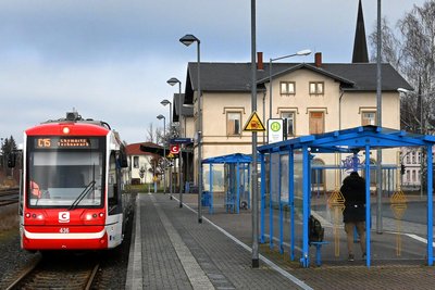 Die City-Bahn C15 beim Halt am Bahnhof in Hainichen (Symbolbild).