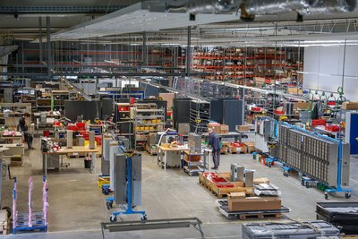 Am Oberlungwitzer Standort von Kemas werden zum Beispiel Bürgerterminals für die Passrückgabe hergestellt.