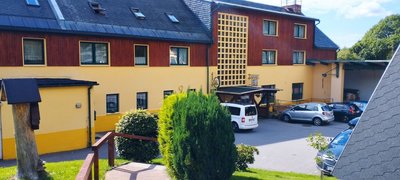 Das Ferienhotel "Goldhübel" in Neuhausen. Die Inhaber können sich über die Auslastung nicht beklagen. 