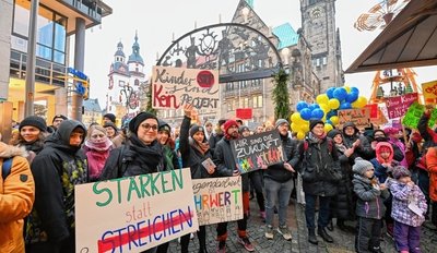 Anfang des Monats demonstrierten Eltern, Kinder und Vertreter betroffener Einrichtungen gegen die geplanten Kürzungen. 