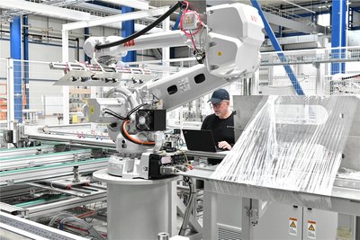Blick in die Produktionshalle von Meyer Burger in Freiberg. Über 500 Arbeitsplätze gibt es laut Unternehmen derzeit vor Ort.
