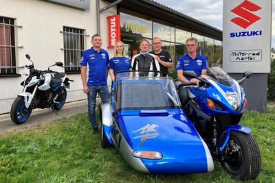 Motorrad Härtel hat ein Hayabusa-Motorrad mit Gespann im Design von Suzuki-MotoGP gebaut. Die gemeinsame Leidenschaft für Motorräder verbindet die Rothenkirchener mit ihren Kunden. Im Bild Thomas Heinz, Theresa Bernhardt, das Ehepaar Birgit und Olaf sowie Reinhold Härtel (v.l.n.r.).