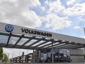Blick auf den Haupteingang zum Volkswagenwerk in Zwickau.