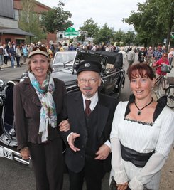 August Horch und Fräulein Hermine (alias Bernd Göpfert und Simone Steinbach, rechts) werden am Sonntag im Rahmen der 10. August-Horch-Klassik erstmals dem Falkensteiner Güterschuppen einen Besuch abstatten. Start und Ziel der Oldtimer-Rundfahrt ist wie immer am August-Horch-Museum in Zwickau, im Bild eine frühere Tour, bei der August-Horch-Enkelin Heike Mueller (vorne links) vorbeischaute. 
