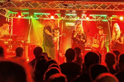 Hat eine lange Tradition in der Alte Brauerei: der Weihnachtsreggae. Und das "inoffizielle, jahrgangsübergreifende Jahrgangsstufentreffen" fand auch dieses Mal in einem ausverkauften Haus statt. 