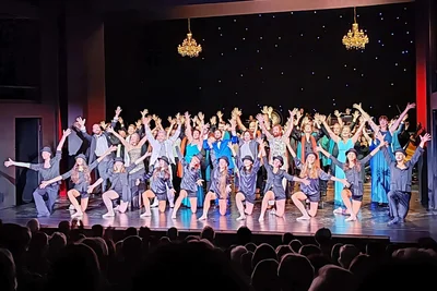 Beim Finale der Eröffnungsgala zum Titel „Berliner Luft“ aus „Frau Luna“ waren alle Sparten gemeinsam auf der Bühne.