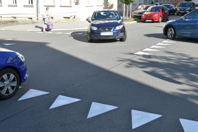 Sorgt für Diskussionen: die neue Markierung auf der Humboldtstraße/Buchstraße in Freiberg.